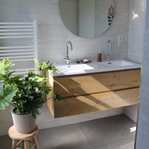 Van kleine badkamer en aparte slaapkamer naar luxe badkamer